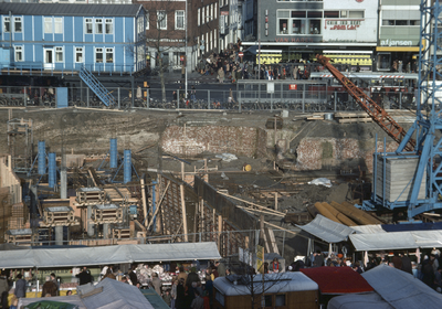 803023 Gezicht op het in aanbouw zijnde Muziekcentrum Vredenburg te Utrecht, vanaf het kantoorgebouw Vredenborch ...